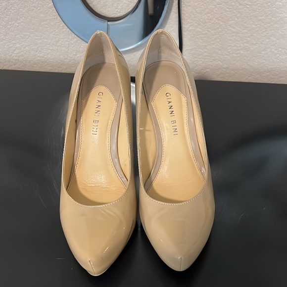 Nude patent 4” heel. Worn 3 times. In great condition. Size 7 - Picture 5 of 7